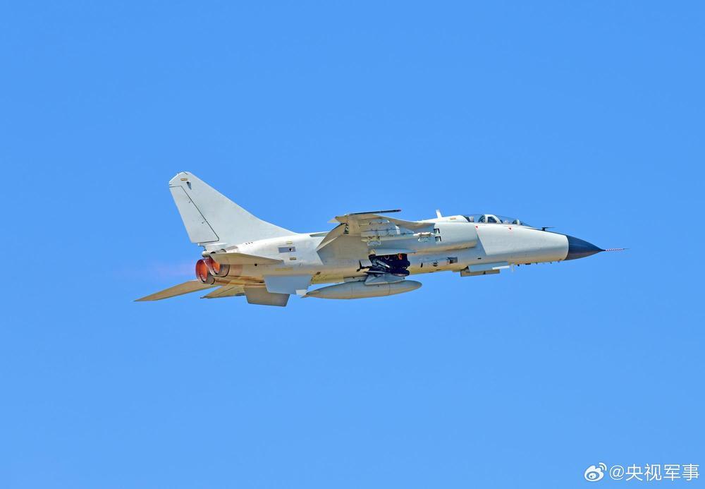 蓝天白云下的战机也太酷了