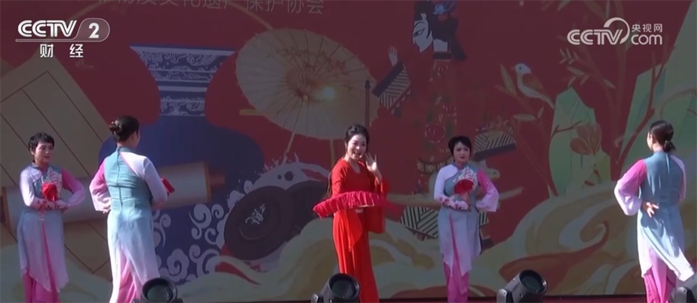 火锅宴、醒狮表演、非遗元素“惊艳”……热热闹闹迎新春 多彩文化扮靓中国年