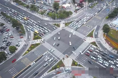 骑车“鬼探头”,糟了! 骑车“鬼探头”,糟了!