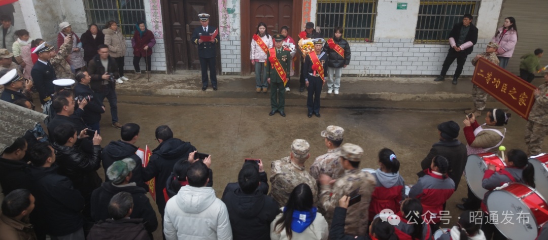 榜样！弟弟二等功，哥哥三等功