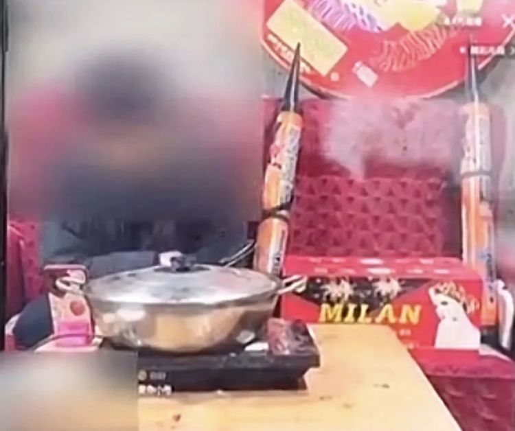 边吃火锅边卖烟花爆竹,一网红主播被拘! 边吃火锅边卖烟花爆竹,一网红主播被拘!