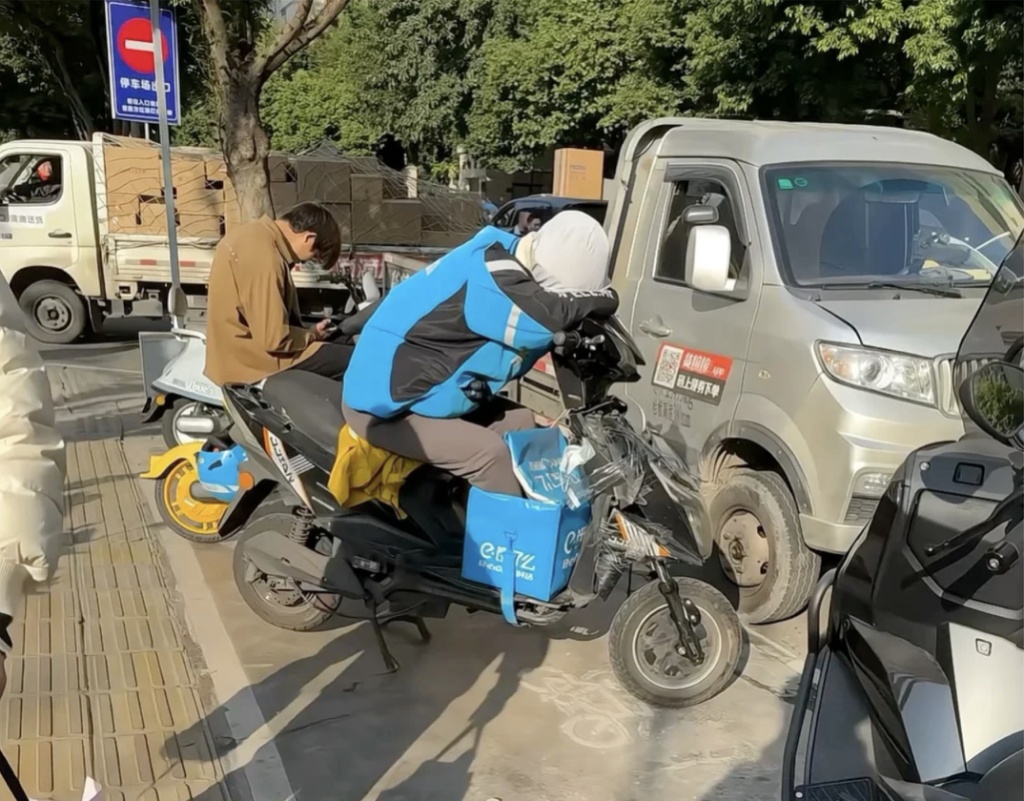 外卖骑手午休时将脚放进保温箱？平台回应