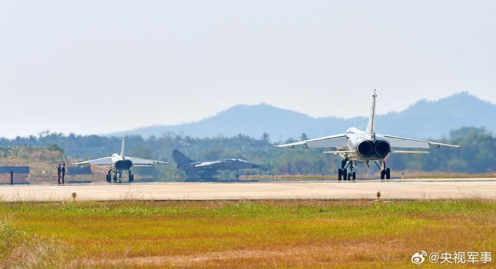 蓝天白云下的战机也太酷了