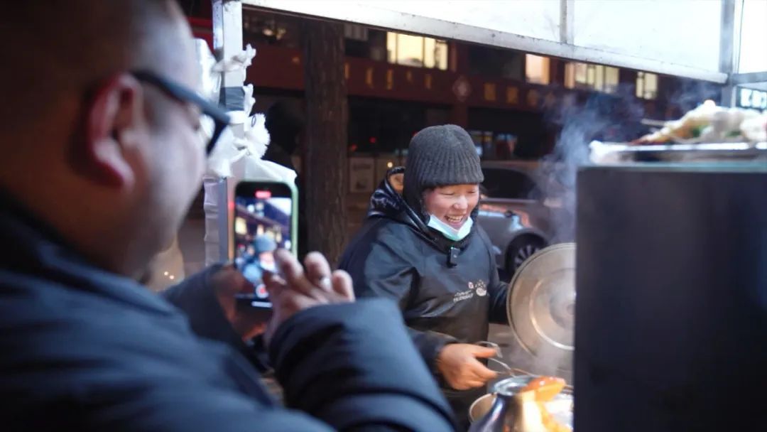 一家餐馆老板,为何爱拍别人的小吃摊? 一家餐馆老板,为何爱拍别人的小吃摊?