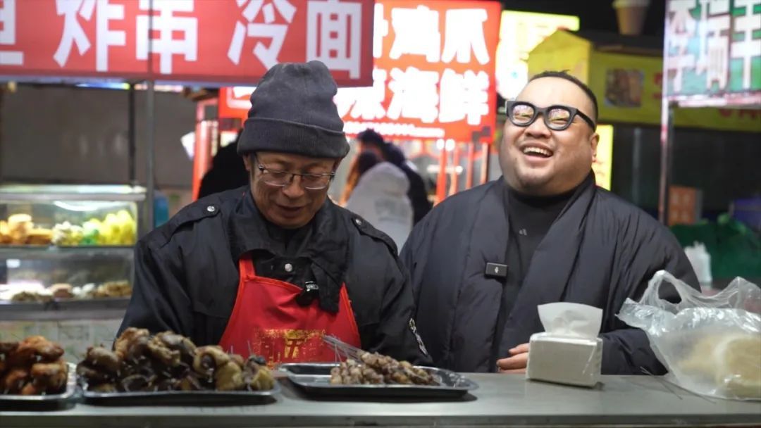 一家餐馆老板,为何爱拍别人的小吃摊? 一家餐馆老板,为何爱拍别人的小吃摊?