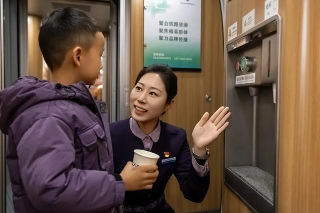 火车开了，孩子没下来！工作人员接力“找娃”