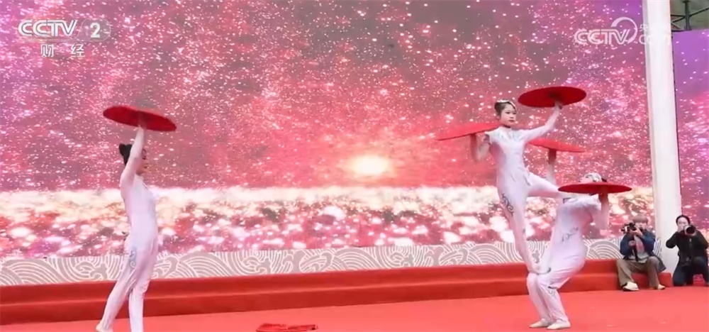 火锅宴、醒狮表演、非遗元素“惊艳”……热热闹闹迎新春 多彩文化扮靓中国年