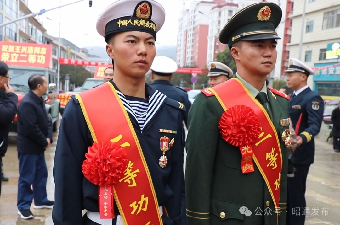 榜样！弟弟二等功，哥哥三等功