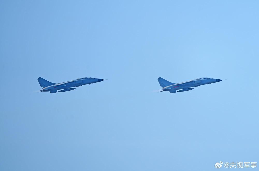 蓝天白云下的战机也太酷了