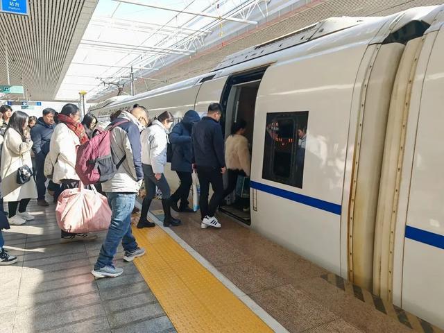 火车开了，孩子没下来！工作人员接力“找娃”