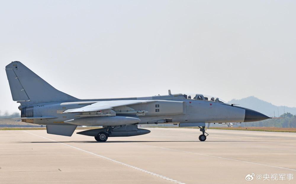 蓝天白云下的战机也太酷了