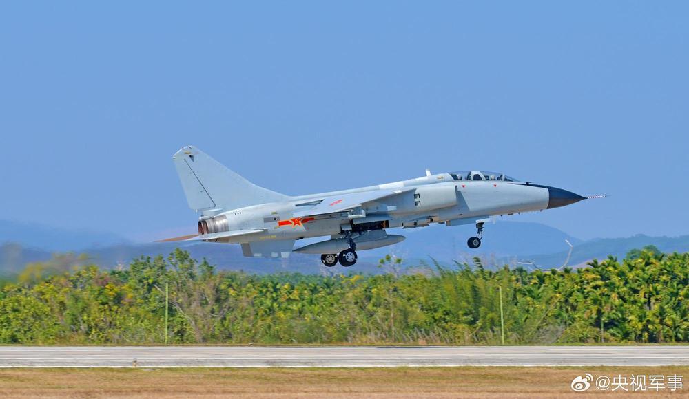 蓝天白云下的战机也太酷了