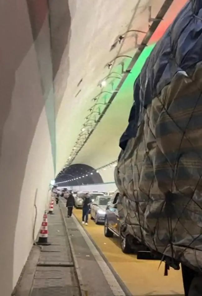 女子回家过年被堵湖南高速隧道5小时，交警：北上车流量大，易发生事故