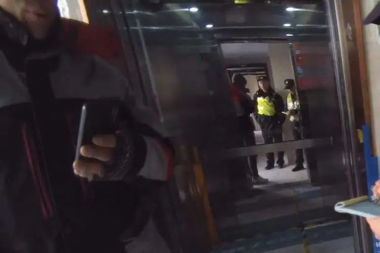 价值2万元快递,一转眼离奇消失!查看监控发现…… 价值2万元快递,一转眼离奇消失!查看监控发现……