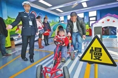 骑车“鬼探头”,糟了! 骑车“鬼探头”,糟了!