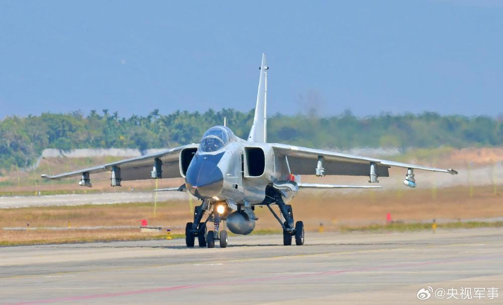 蓝天白云下的战机也太酷了
