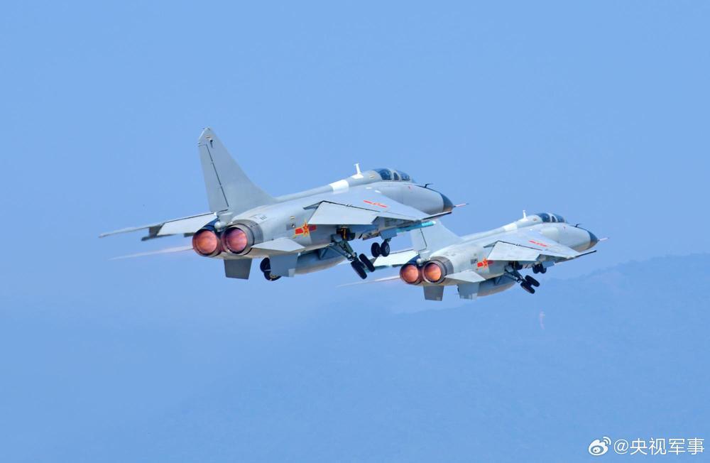 蓝天白云下的战机也太酷了