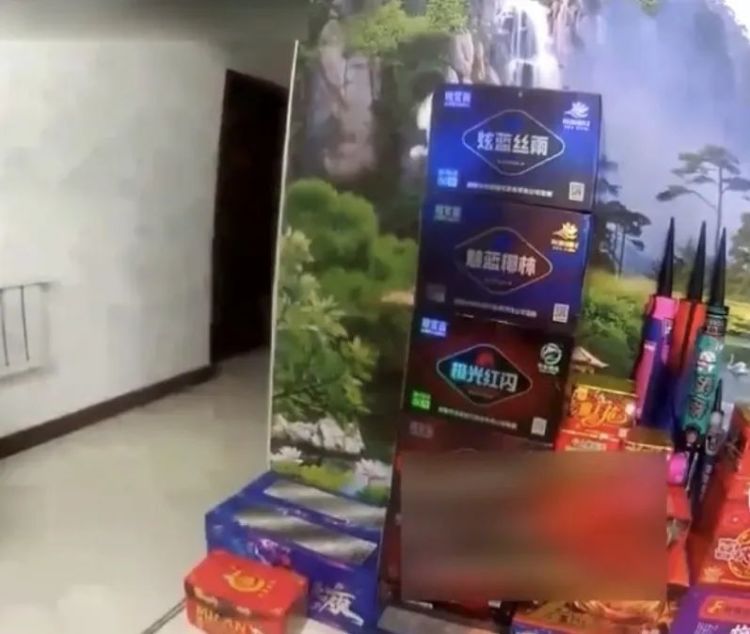 边吃火锅边卖烟花爆竹,一网红主播被拘! 边吃火锅边卖烟花爆竹,一网红主播被拘!