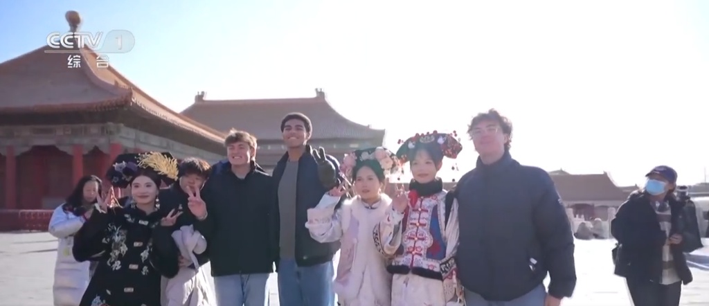 外国游客“中国行”热情高涨 &nbsp;沉浸式体验地道中国文化成为来华首选