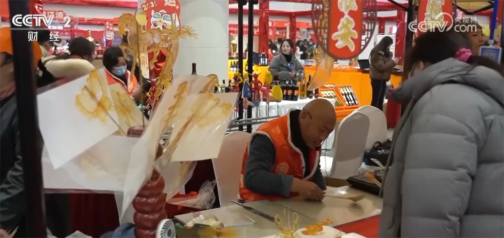 “年货经济”带动消费火热人气旺 节前市场琳琅满目年味足 “年货经济”带动消费火热人气旺 节前市场琳琅满目年味足