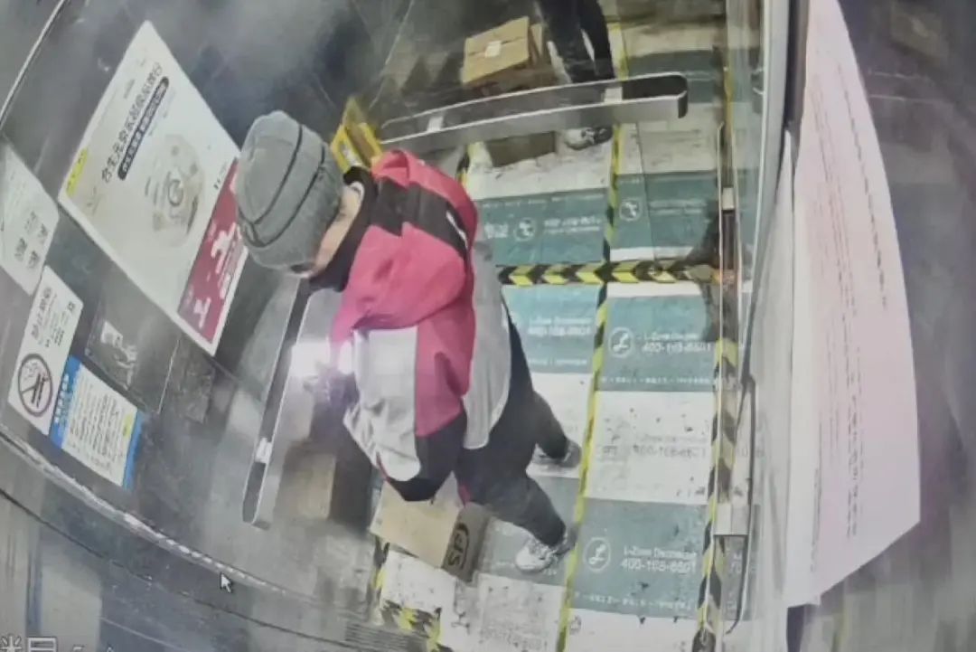 价值2万元快递,一转眼离奇消失!查看监控发现…… 价值2万元快递,一转眼离奇消失!查看监控发现……