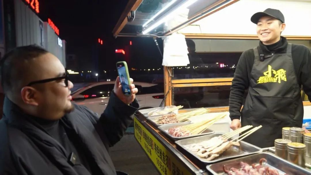 一家餐馆老板,为何爱拍别人的小吃摊? 一家餐馆老板,为何爱拍别人的小吃摊?