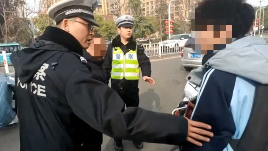 漯河：骑车低头玩手机，酿事故