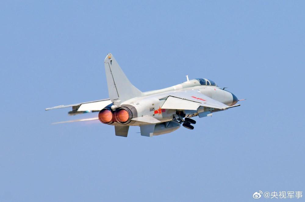 蓝天白云下的战机也太酷了