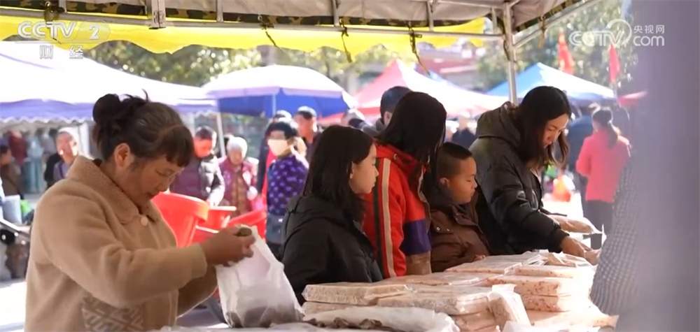 “年货经济”带动消费火热人气旺 节前市场琳琅满目年味足 “年货经济”带动消费火热人气旺 节前市场琳琅满目年味足