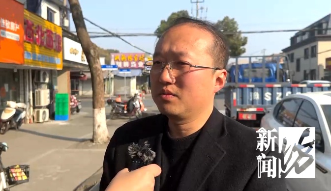 事发上海一路口!他突然砸碎面包车挡风玻璃,众人都出手了… 事发上海一路口!他突然砸碎面包车挡风玻璃,众人都出手了…