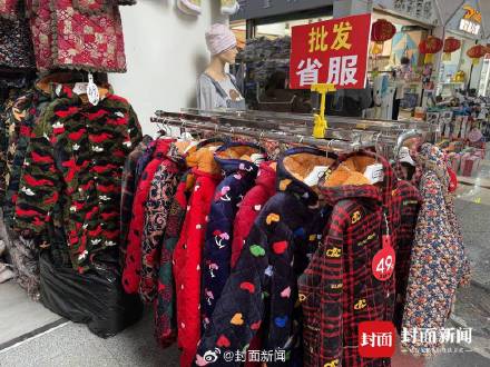 “一穿上年味就来了！” 商家：四川人过年省服日售上百件