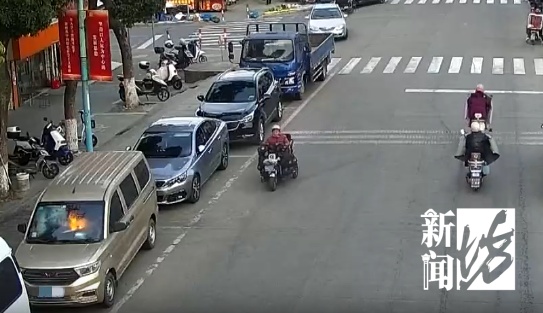 事发上海一路口!他突然砸碎面包车挡风玻璃,众人都出手了… 事发上海一路口!他突然砸碎面包车挡风玻璃,众人都出手了…