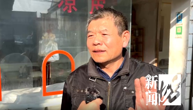 事发上海一路口!他突然砸碎面包车挡风玻璃,众人都出手了… 事发上海一路口!他突然砸碎面包车挡风玻璃,众人都出手了…