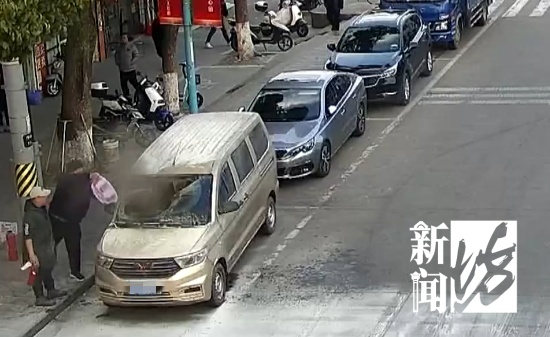 事发上海一路口!他突然砸碎面包车挡风玻璃,众人都出手了… 事发上海一路口!他突然砸碎面包车挡风玻璃,众人都出手了…