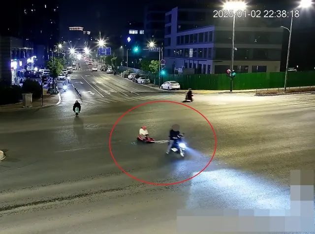 太离谱！杭州街头一电动车牵着卡丁车“狂飙”，后续来了