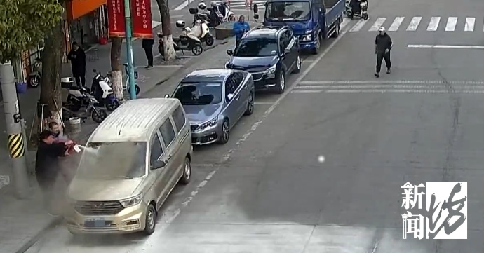 事发上海一路口!他突然砸碎面包车挡风玻璃,众人都出手了… 事发上海一路口!他突然砸碎面包车挡风玻璃,众人都出手了…