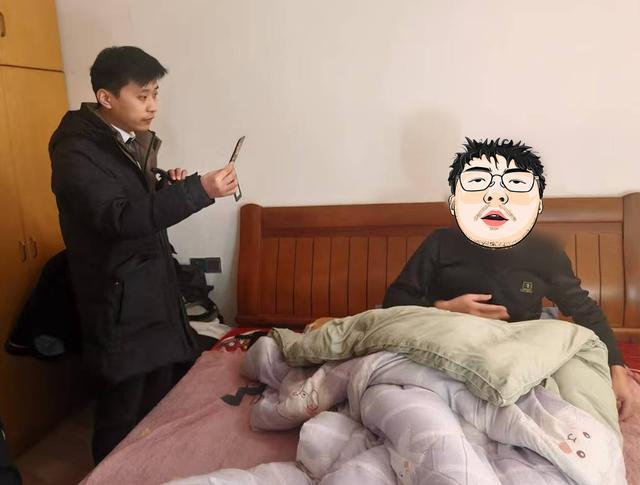 女友“萌萌”竟是糙汉子,男子深陷网恋被骗钱! 女友“萌萌”竟是糙汉子,男子深陷网恋被骗钱!