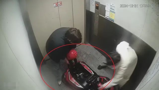 太离谱！杭州街头一电动车牵着卡丁车“狂飙”，后续来了