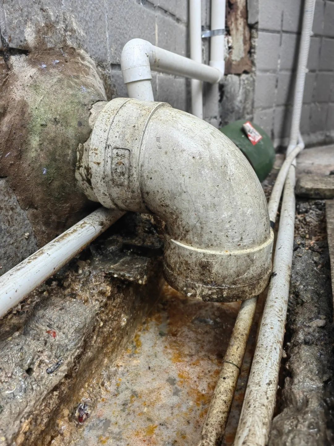 哪儿来的?贵阳一小区排水沟飘起一层 “红油”…… 哪儿来的?贵阳一小区排水沟飘起一层 “红油”……