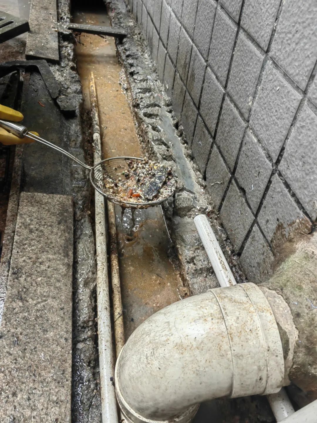 哪儿来的?贵阳一小区排水沟飘起一层 “红油”…… 哪儿来的?贵阳一小区排水沟飘起一层 “红油”……