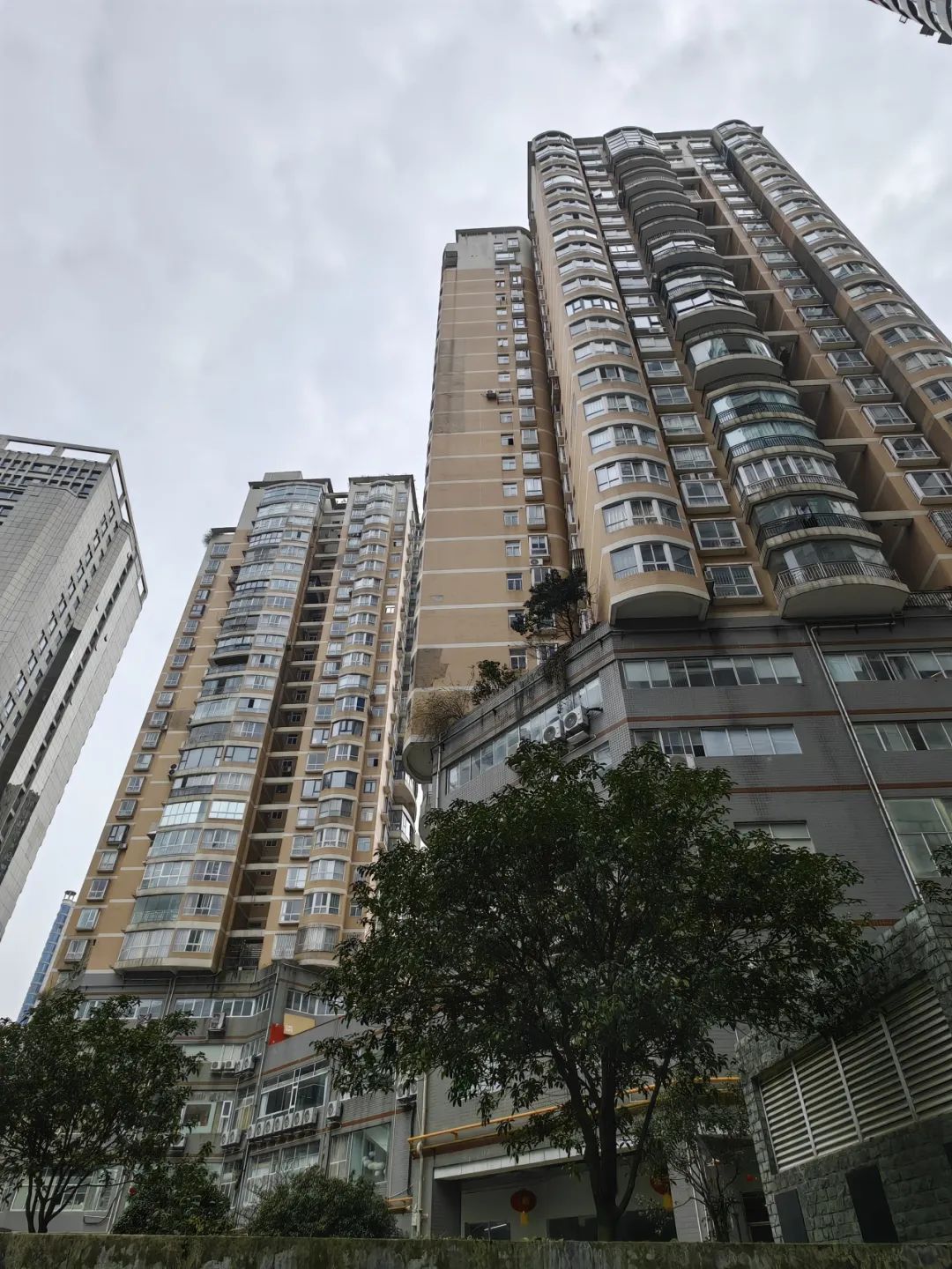 哪儿来的?贵阳一小区排水沟飘起一层 “红油”…… 哪儿来的?贵阳一小区排水沟飘起一层 “红油”……