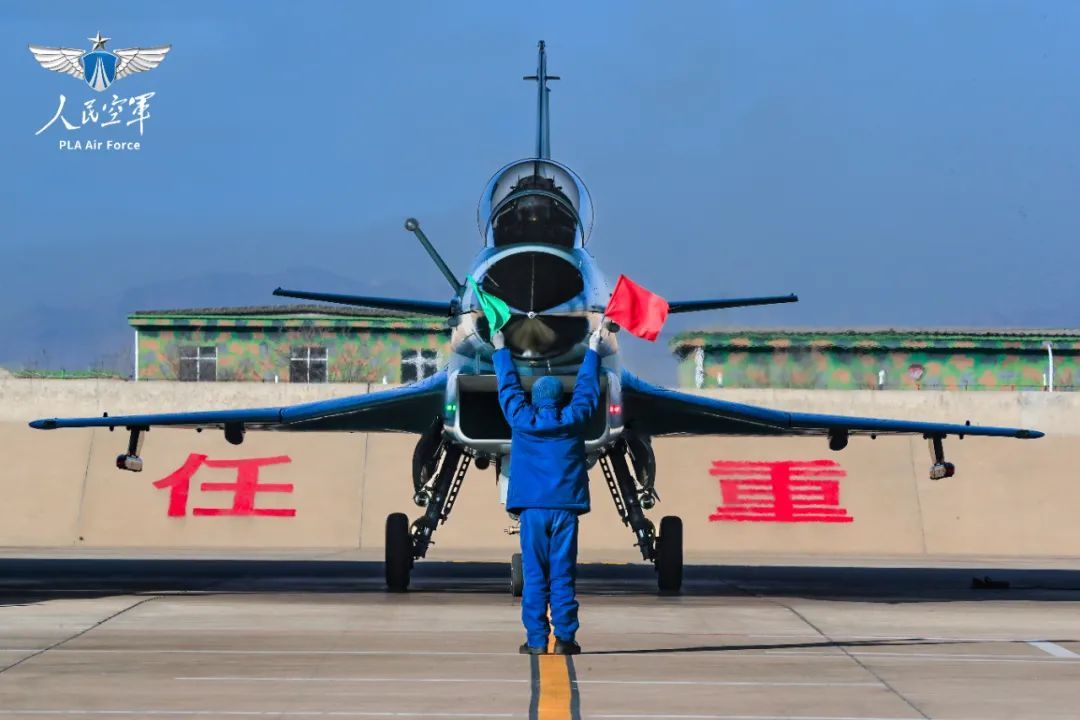 迎着朝霞，起飞！