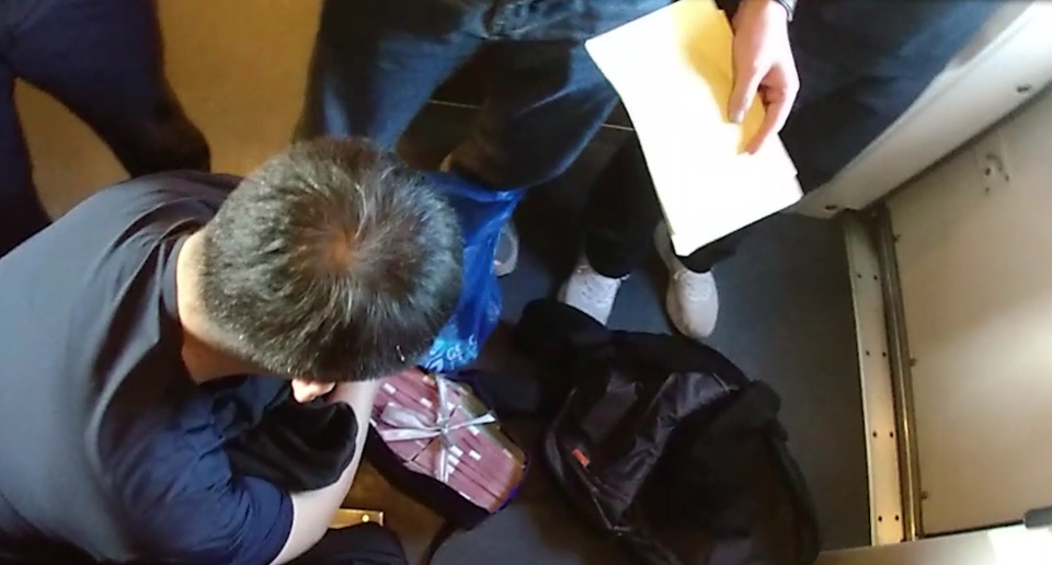 查获56万现金！可疑男子在火车上交易虚拟货币遭热心旅客举报，被长铁乘警现场控制