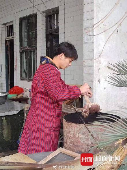 “一穿上年味就来了！” 商家：四川人过年省服日售上百件
