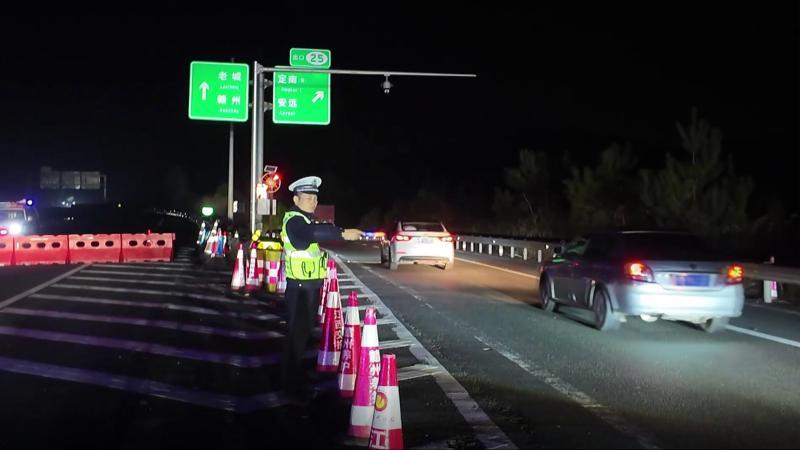 江西定南：广东进入江西车流日均突破4万辆 及时分流应对高峰