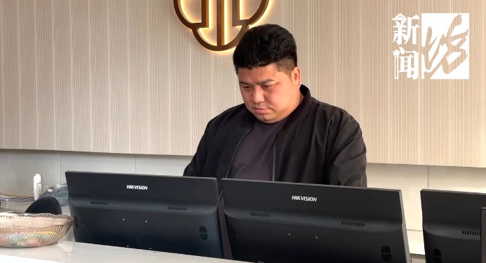 事发上海一路口!他突然砸碎面包车挡风玻璃,众人都出手了… 事发上海一路口!他突然砸碎面包车挡风玻璃,众人都出手了…