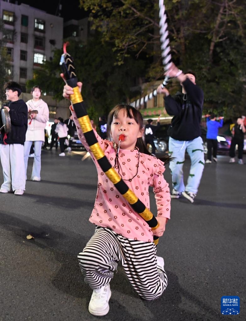 “中华战舞”劲 英歌夜训酣