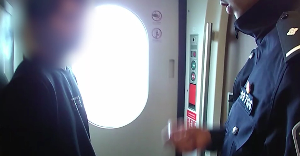 查获56万现金！可疑男子在火车上交易虚拟货币遭热心旅客举报，被长铁乘警现场控制