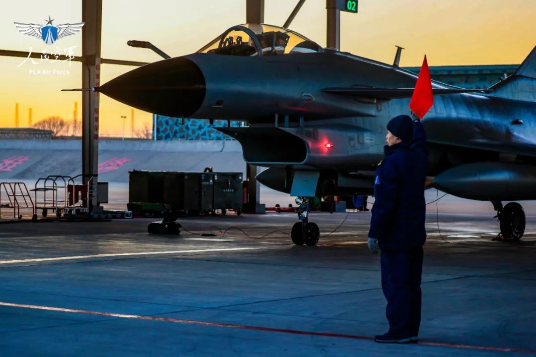 迎着朝霞，起飞！