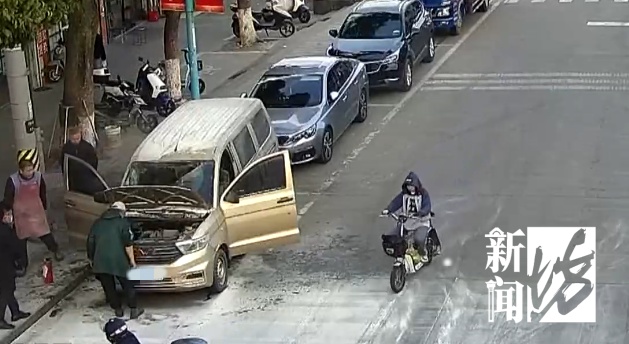 事发上海一路口!他突然砸碎面包车挡风玻璃,众人都出手了… 事发上海一路口!他突然砸碎面包车挡风玻璃,众人都出手了…